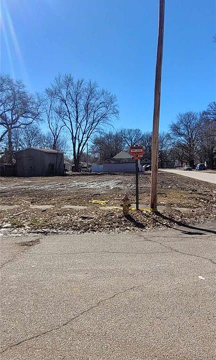 2nd image of 123 W 21st St