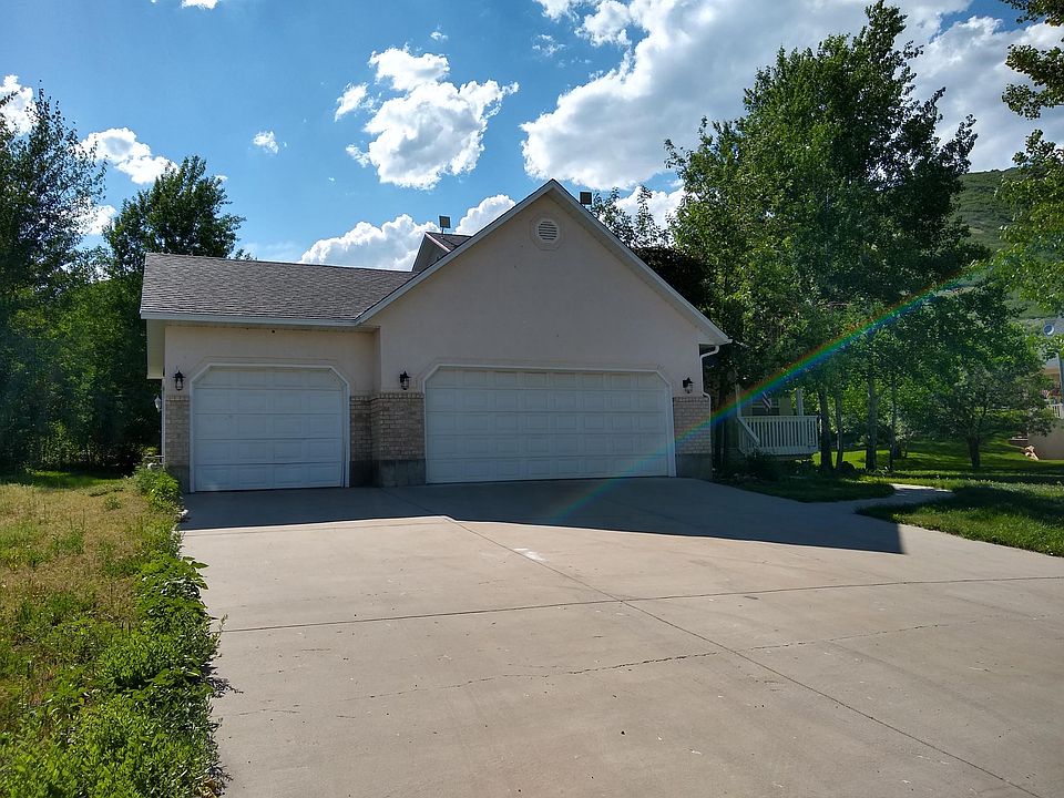 2nd image of 381 N Alpenhof Ln