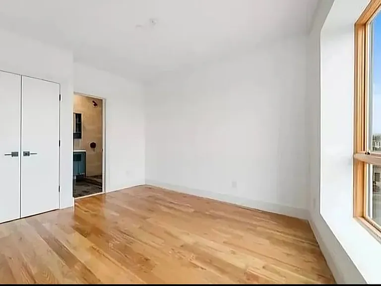 15 Hunterfly Pl #4R — Photo 10