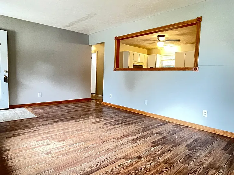 10909 Leavenworth St — Photo 9