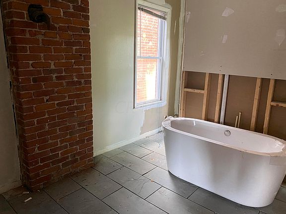 5th image of 929 E Long St