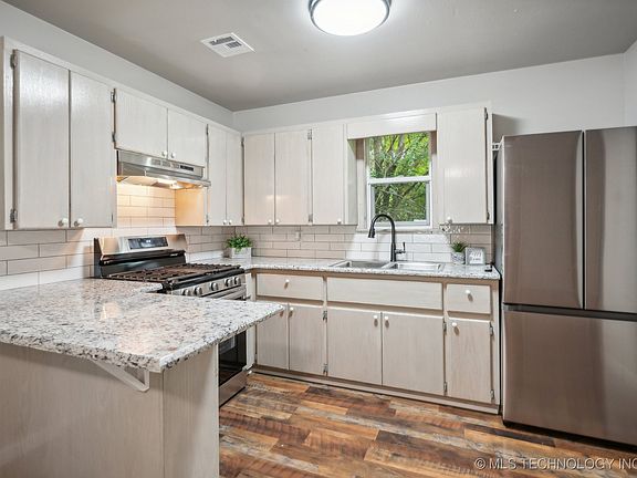 5th image of 249 W Patti June St