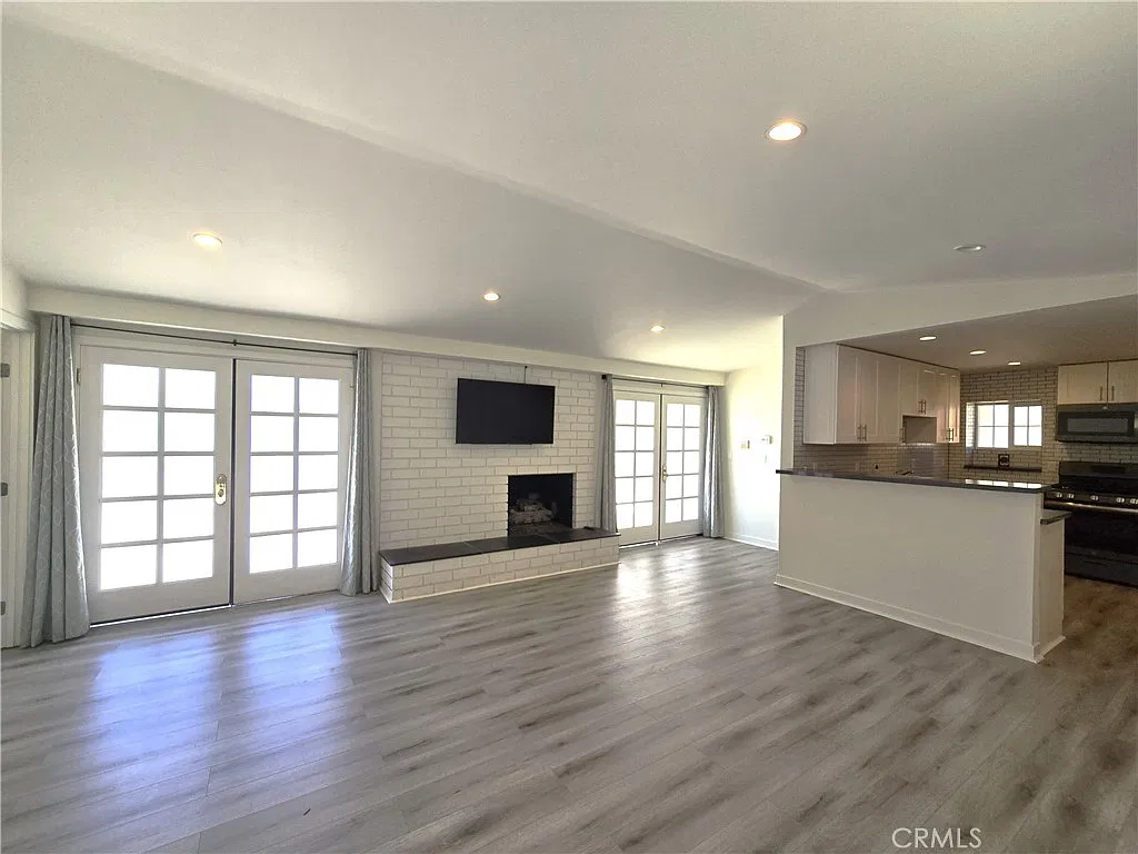 2 bed, 1050 sqft, $4,175 — Photo 1