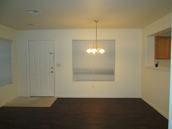 ENTRY/DINING AREA