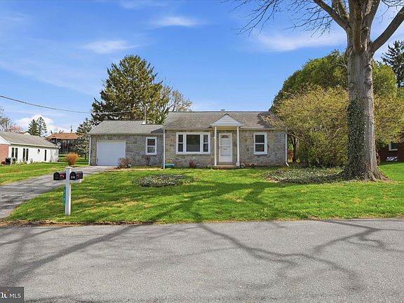 2nd image of 319 Dahlia Rd