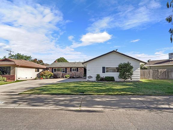 3rd image of 826 Maplewood Dr