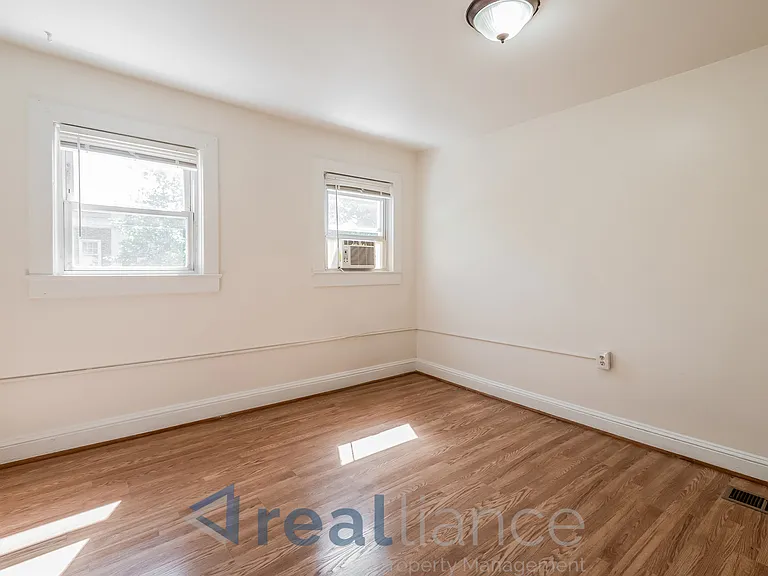 115 16th St SE — Photo 8