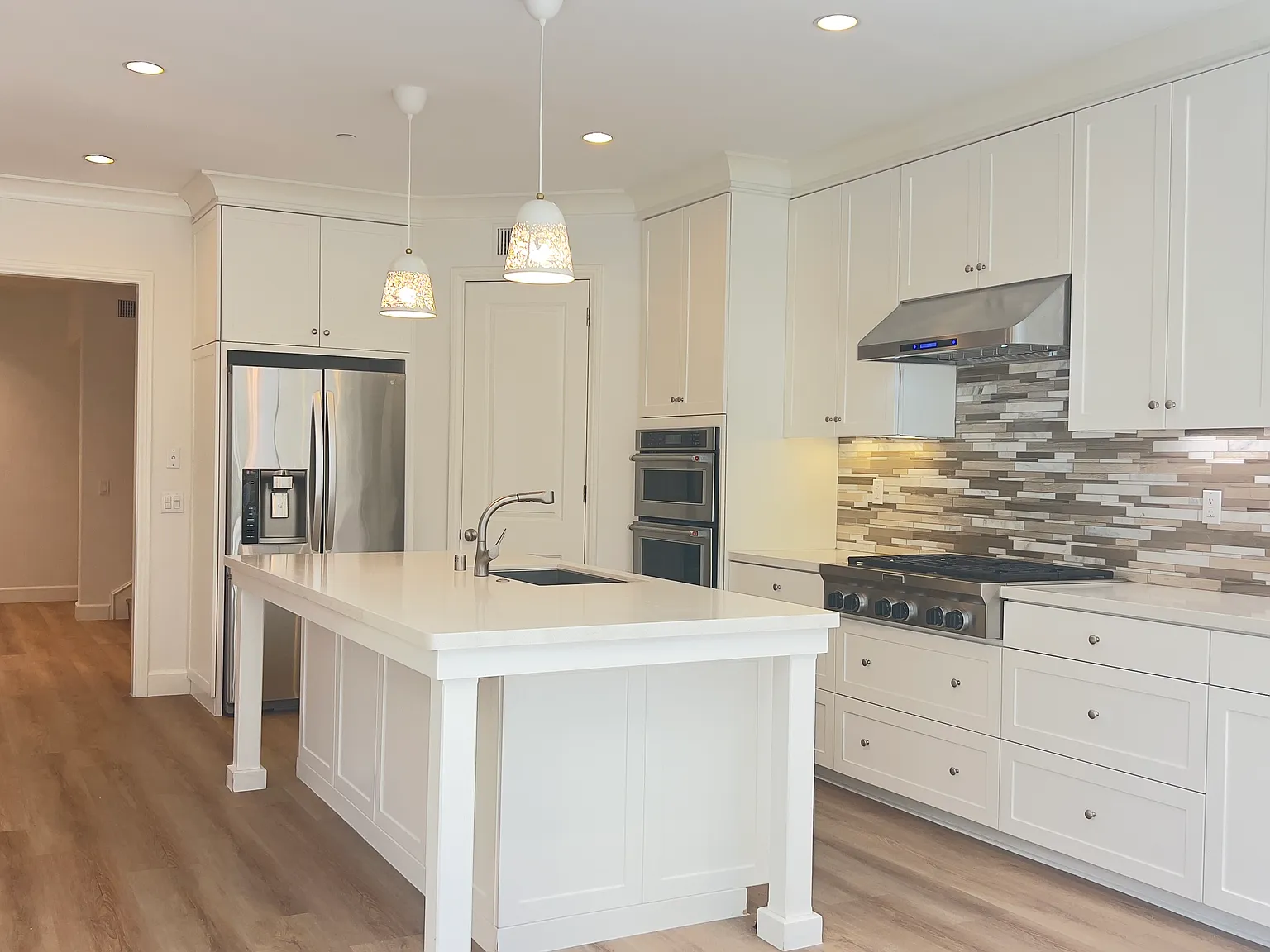4 bed, 2435 sqft, $6,400 — Photo 3