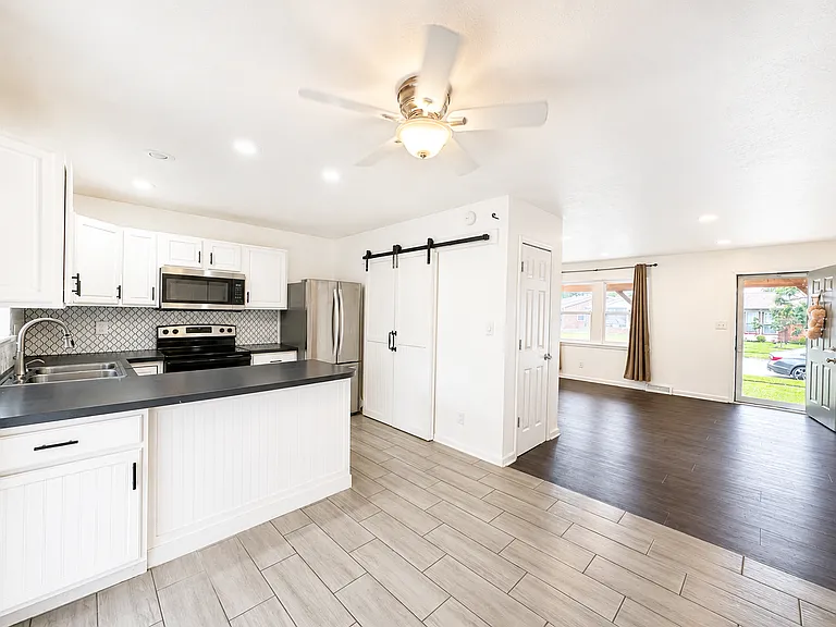 1002 Irving Dr — Photo 8