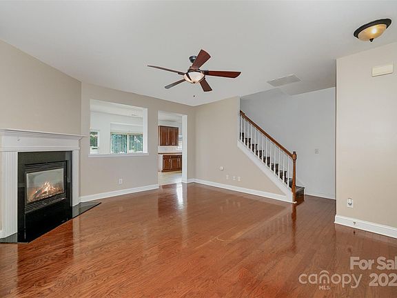 5th image of 124 Glade Valley Ave