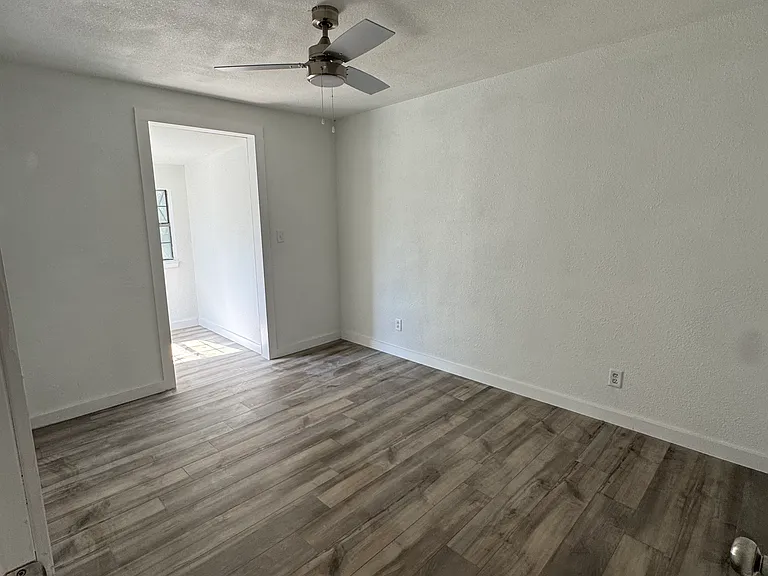 909 N Avenue B — Photo 14