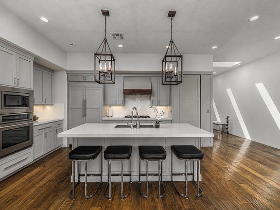 5th image of 18 Boulder Cir W