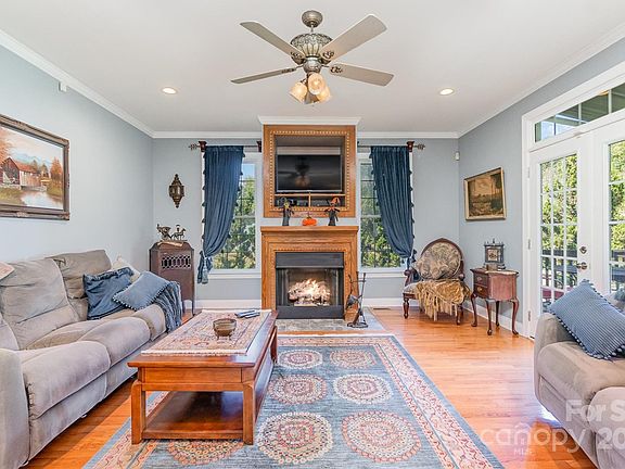 3rd image of 133 Donsdale Dr
