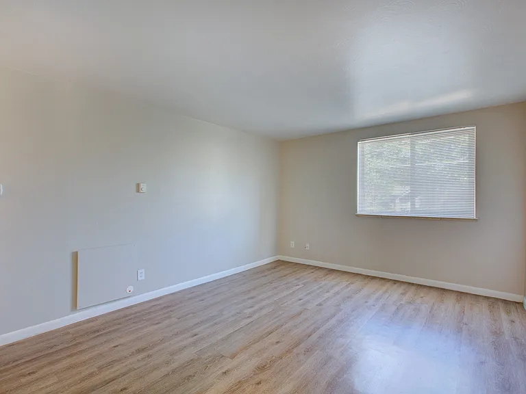 21 Logan — Photo 38