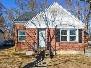 27 Crescent Dr, Albany, NY 12208