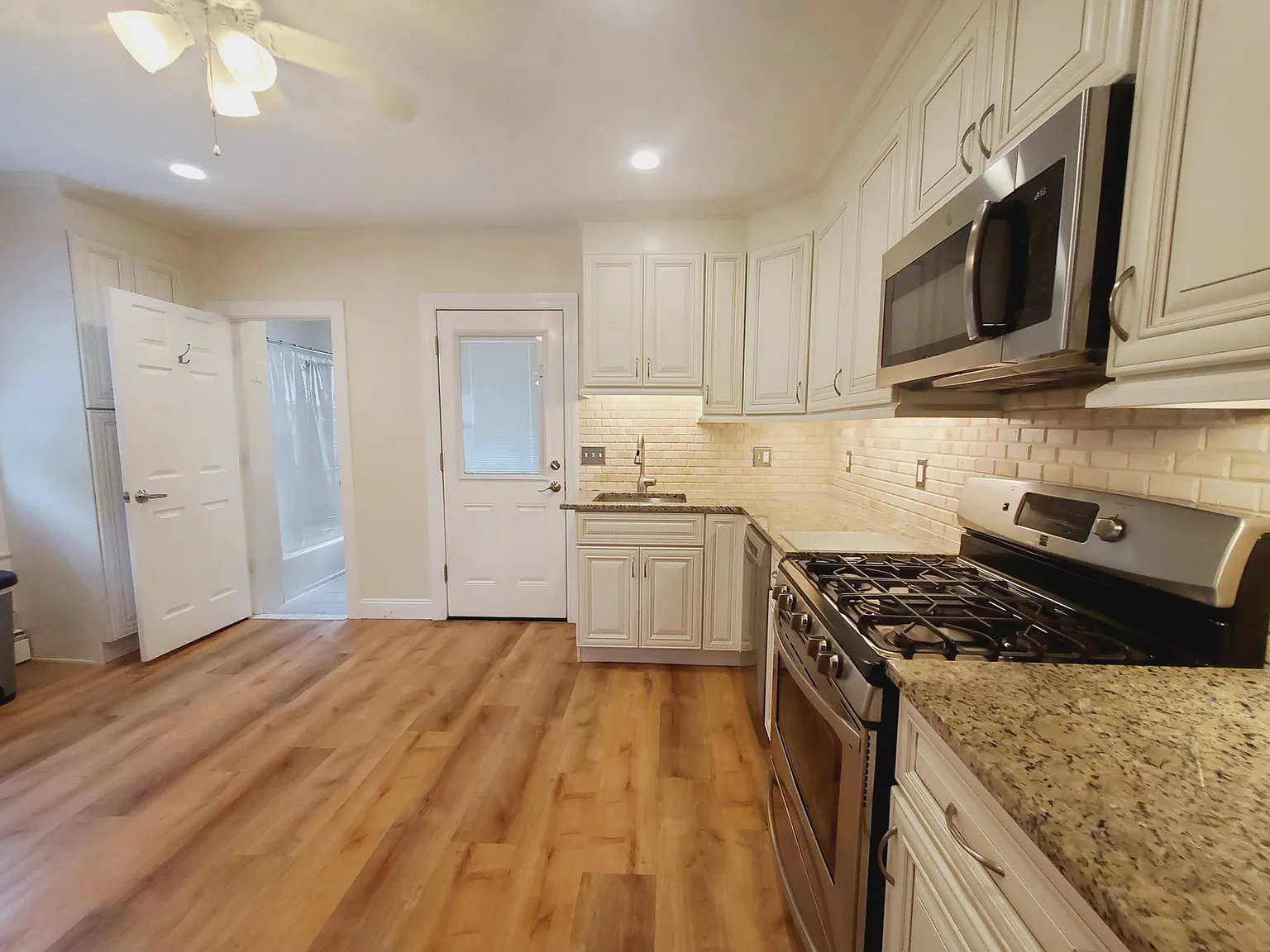 3 bed, 1.0 bath, 915 sqft, $2,800 — Photo 2