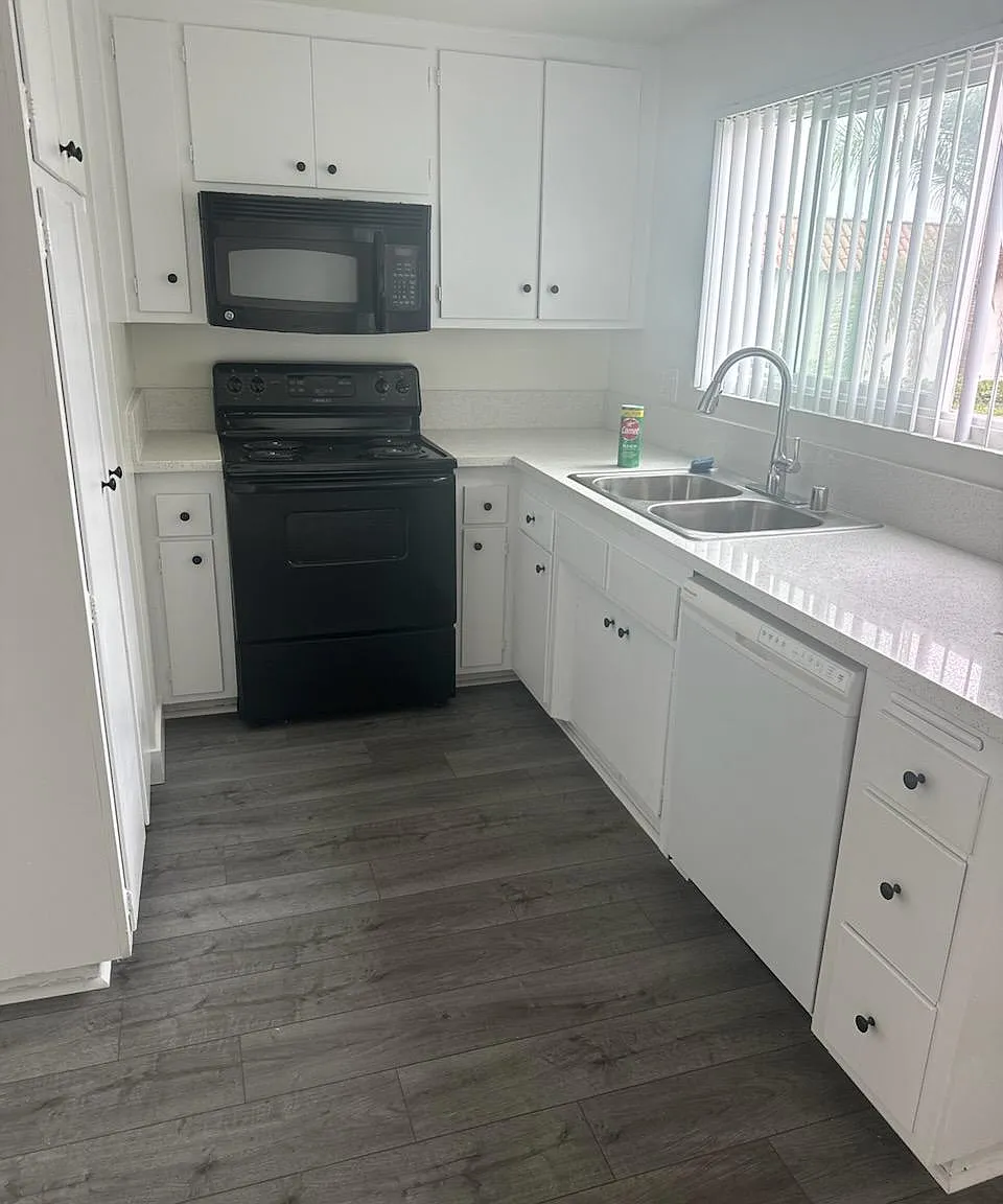 2 bed, 1.5 bath, 950 sqft, $2,995 — Photo 2