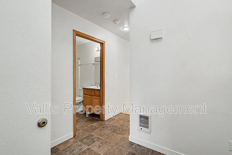 4 bed, 2.0 bath, 1350 sqft, $2,295 — Photo 4