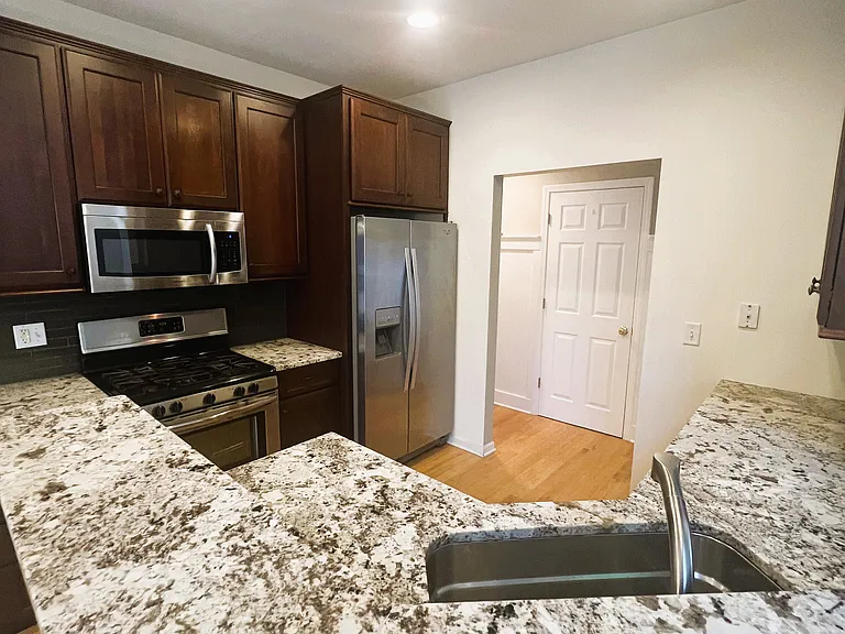 1029 Enfield Dr — Photo 17
