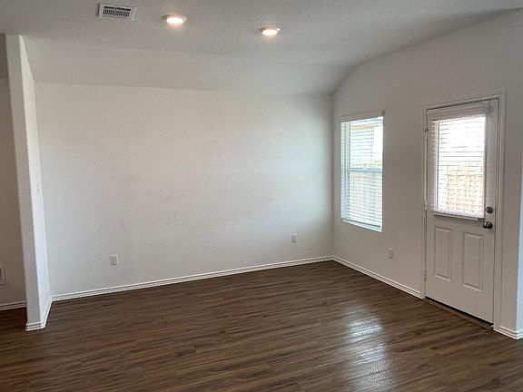 5th image of 221 Chickasaw Ln