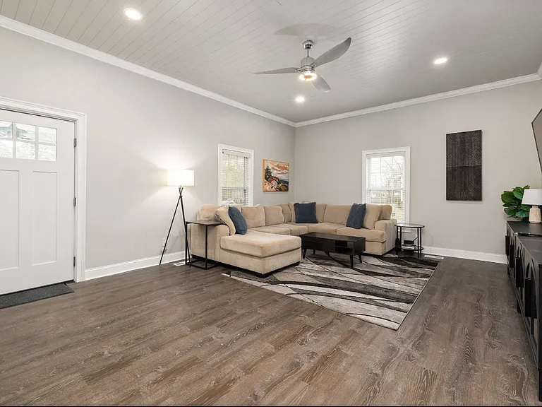 1716 Chapel Hill Rd — Photo 8