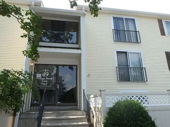 49 Village Brook Ln APT 11, Natick, MA 01760