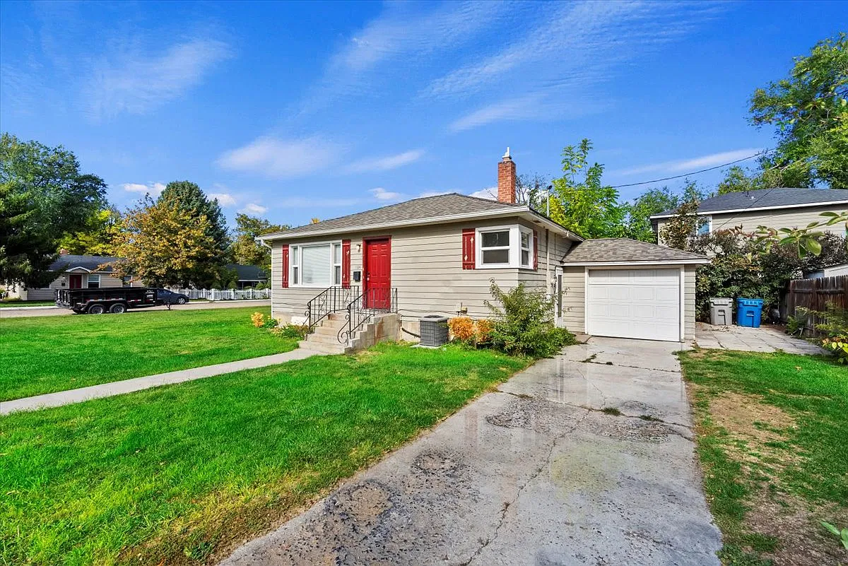 1104 E Dewey Ave — Photo 2