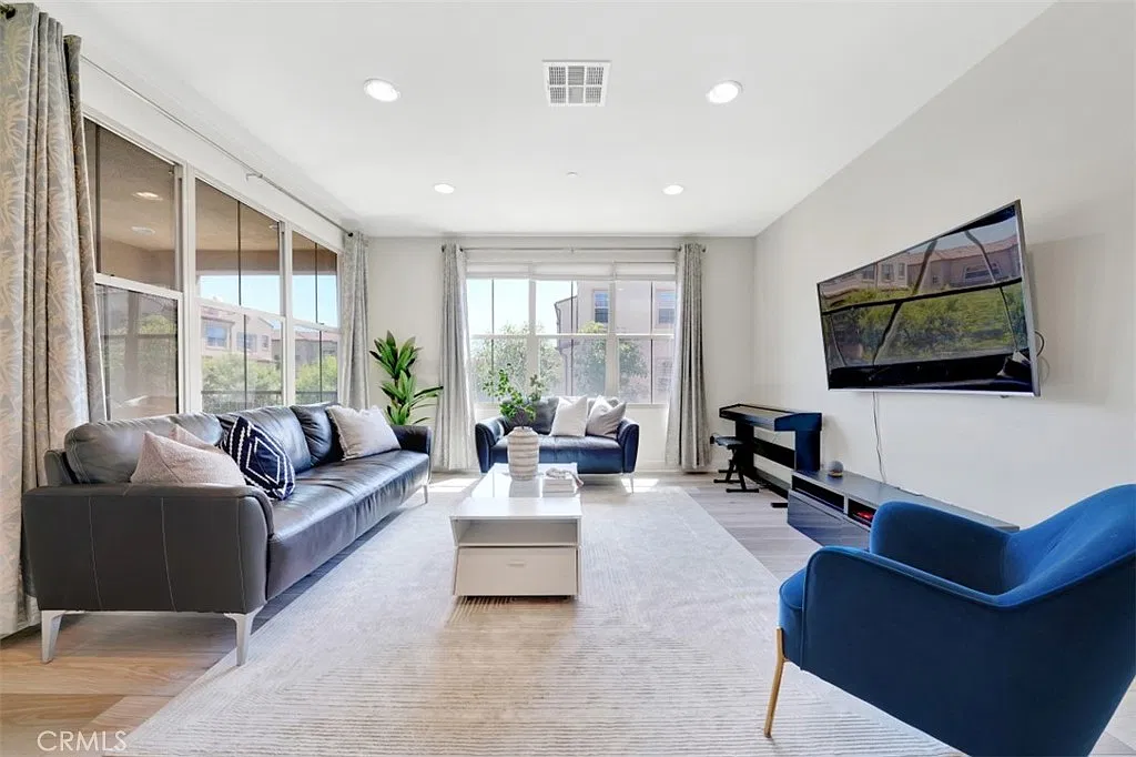 2 bed, 2.5 bath, 1716 sqft, $4,200 — Photo 1