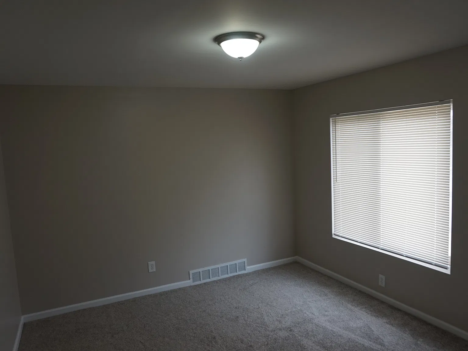 3 bed, 833 sqft, $1,450 — Photo 3