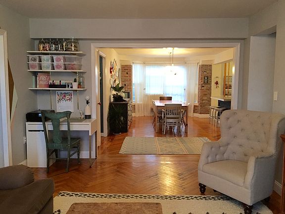 LR looking toward dining rm