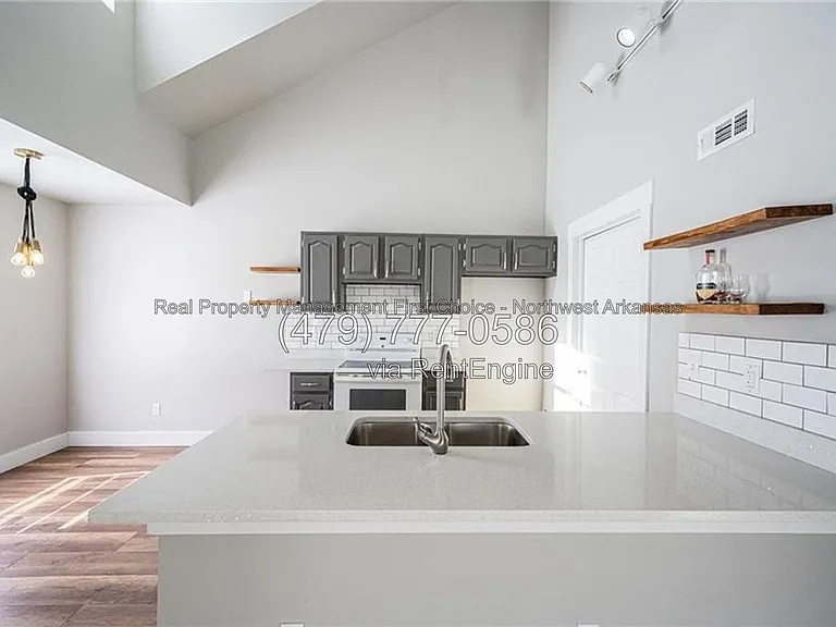 2407 W Ash St — Photo 5