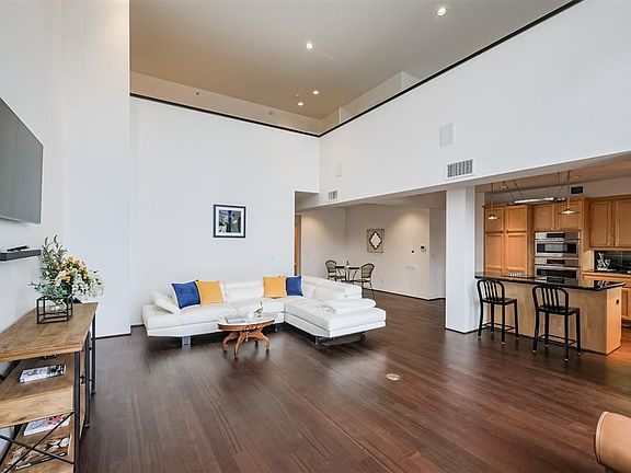 4th image of 1005 S Shepherd Dr APT 819