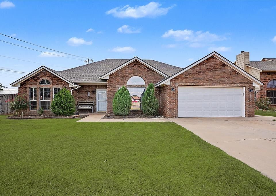 1st image of 904 N Towne Cir