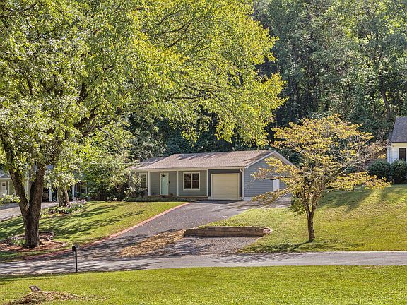 3rd image of 1110 Fernway Cir