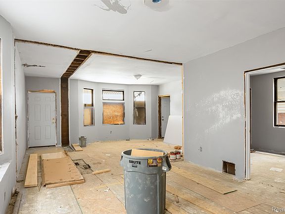 4th image of 2980 Baldwin St