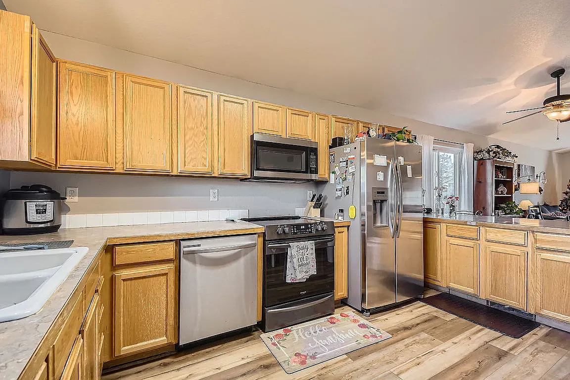 3 bed, 2600 sqft, $2,500 — Photo 2