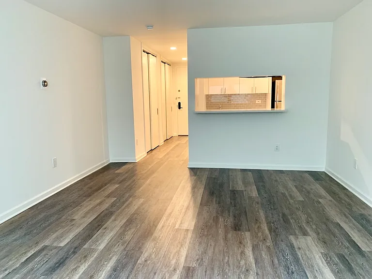 520 W 43rd St #3D — Photo 4