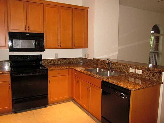 4th image of 1033 NE 17th Way #406