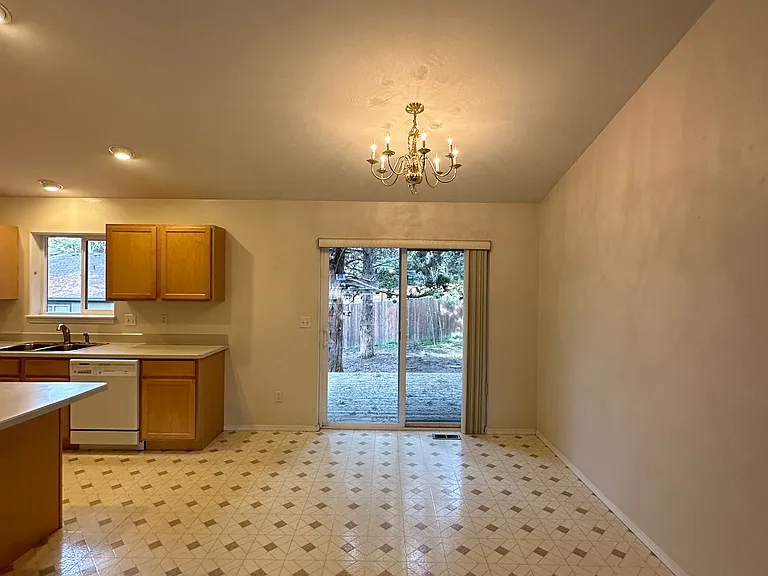 266 SW Summer Lake Dr — Photo 4