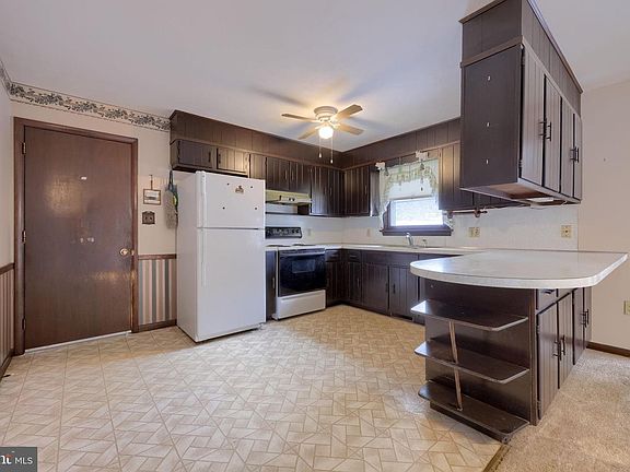 3rd image of 404 Windy Tor Rd