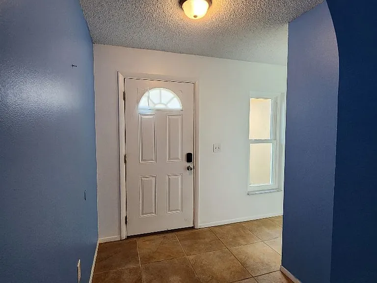 1425 Hathaway Ave — Photo 2