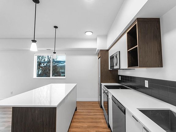 3rd image of 615 Rutland Rd N #203