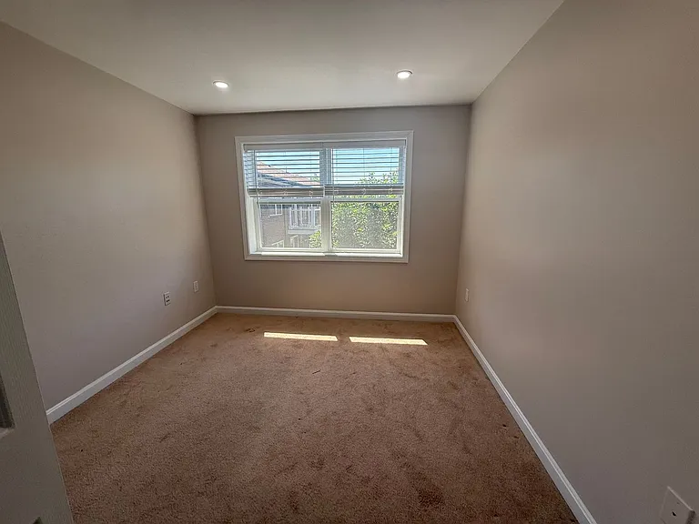 Pondsview Apartments — Photo 36