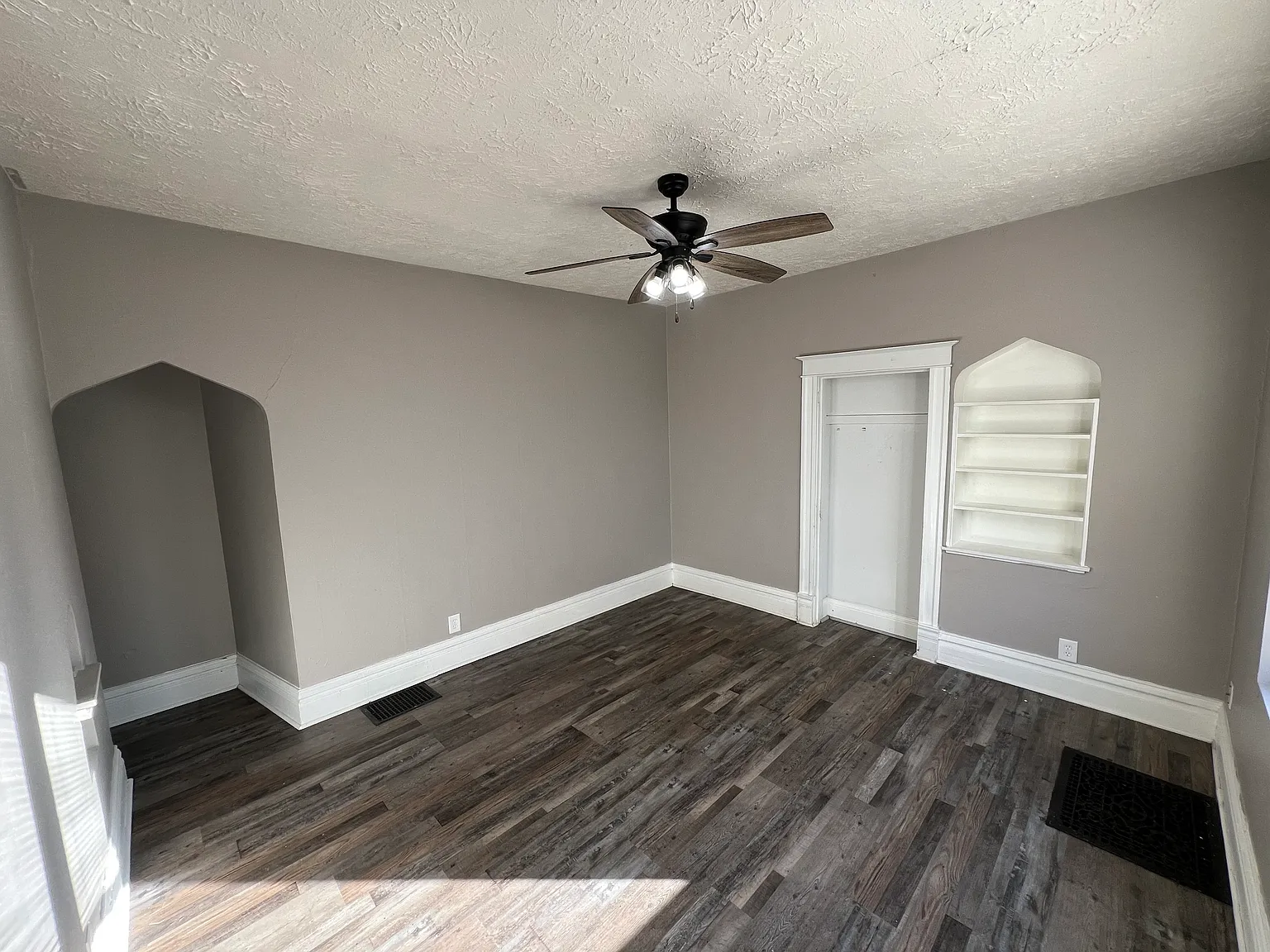 313 S Prairie Ave — Photo 2