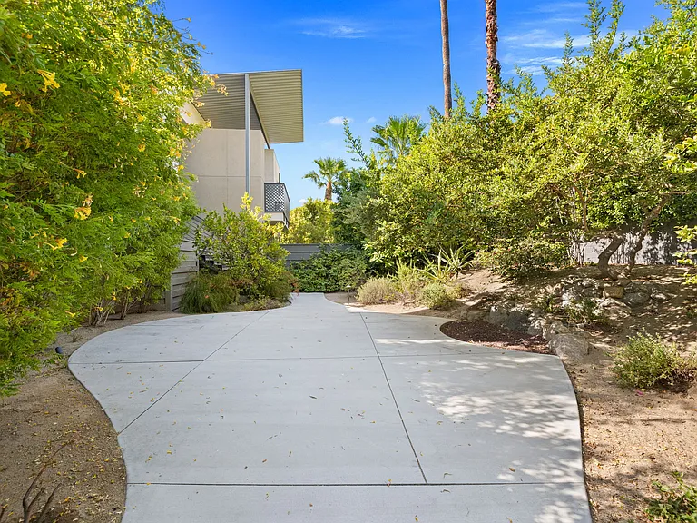 110 The Riv — Photo 5