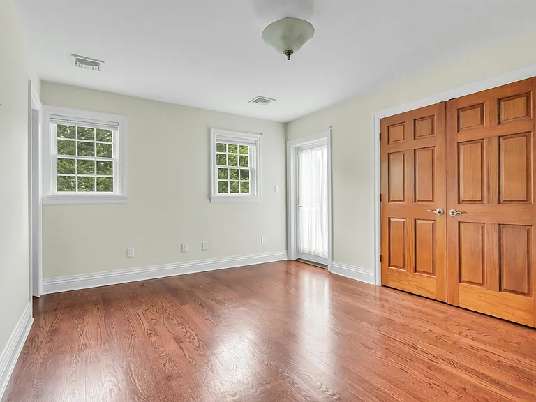 11 Plandome Dr — Photo 28