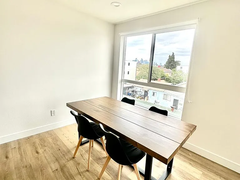 1543 W 37th Pl — Photo 34