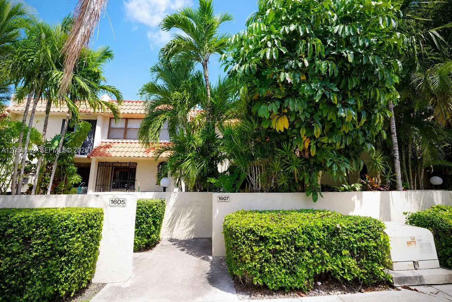Harbour Club Villas Condo — Photo 1
