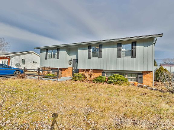 3rd image of 92 Hitchcock Dr