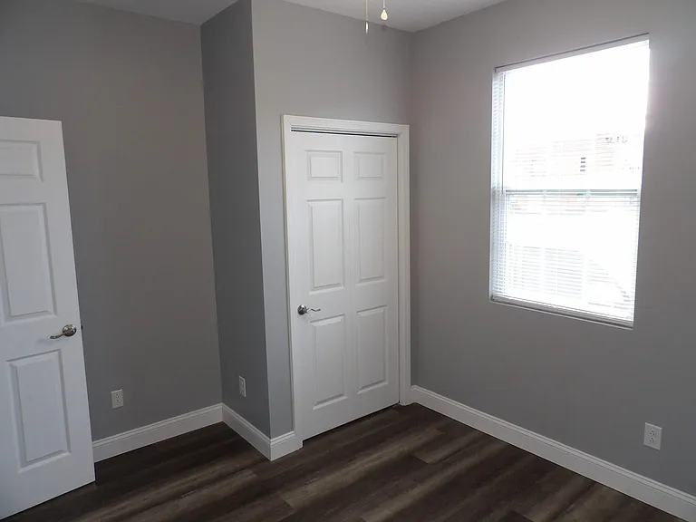 240 E Court St — Photo 31